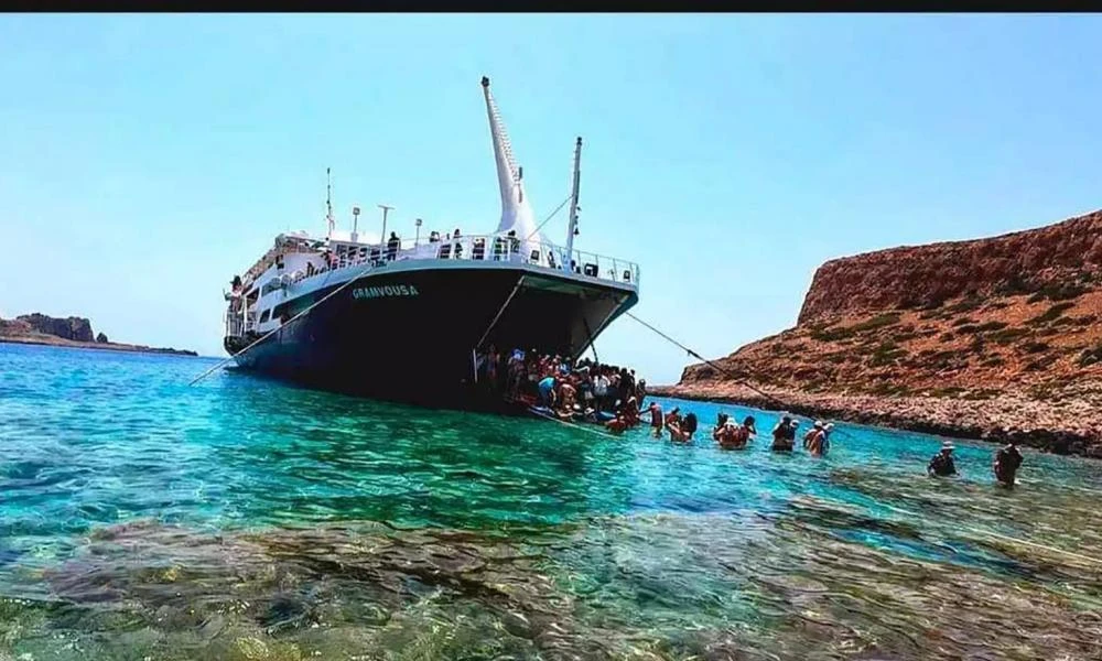Μπάλος: Τουρίστες αποβιβάζονται βουτηγμένοι μέχρι το λαιμό
